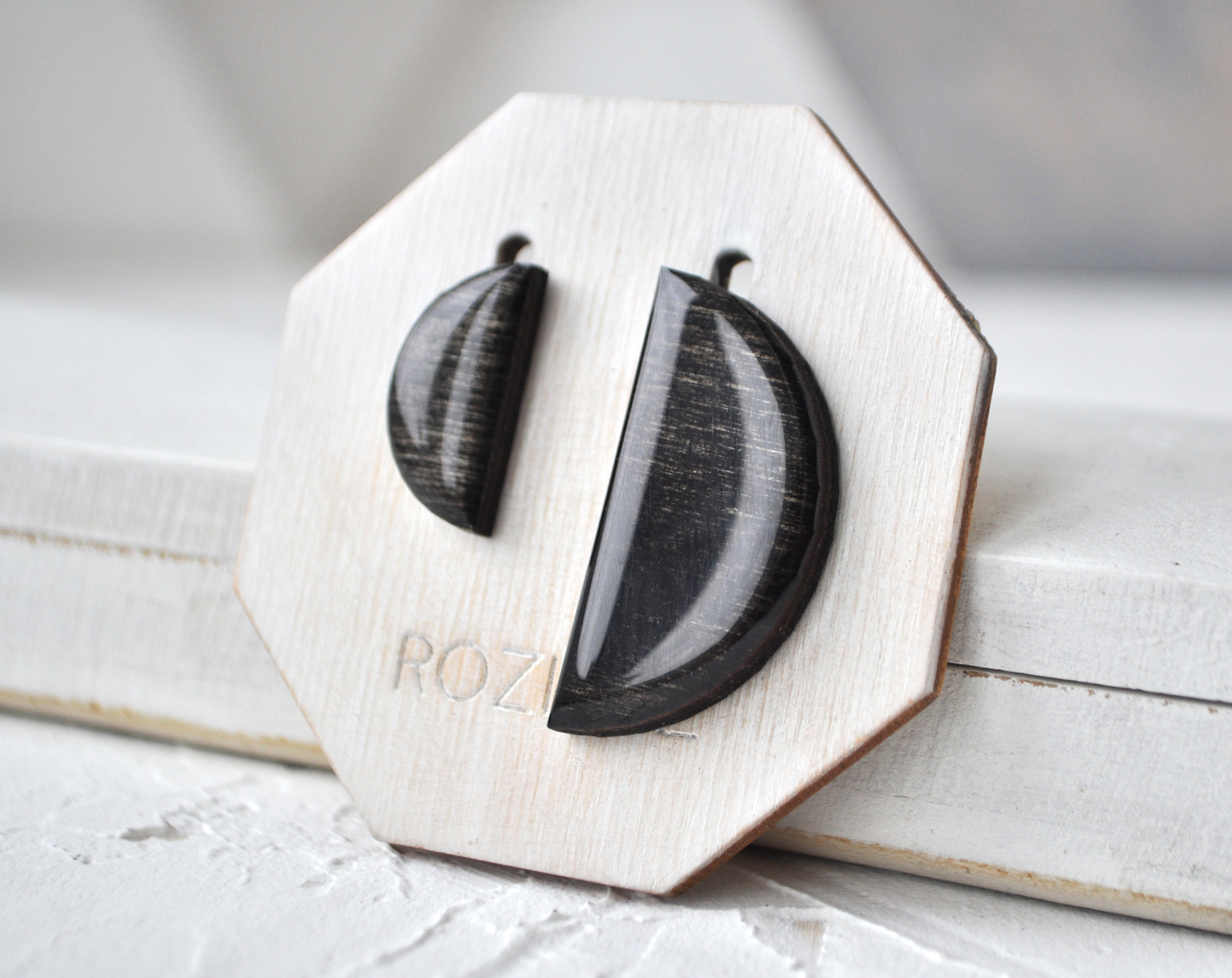 Black wood - дольки асимметрия серьги-гвоздики деревянные ручной работы купить